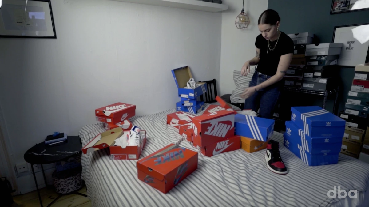 Cassandra har mere end 60 sneakers. Præcis hvor mange, kan du få svar på i videoen, som du finder øverst i artiklen