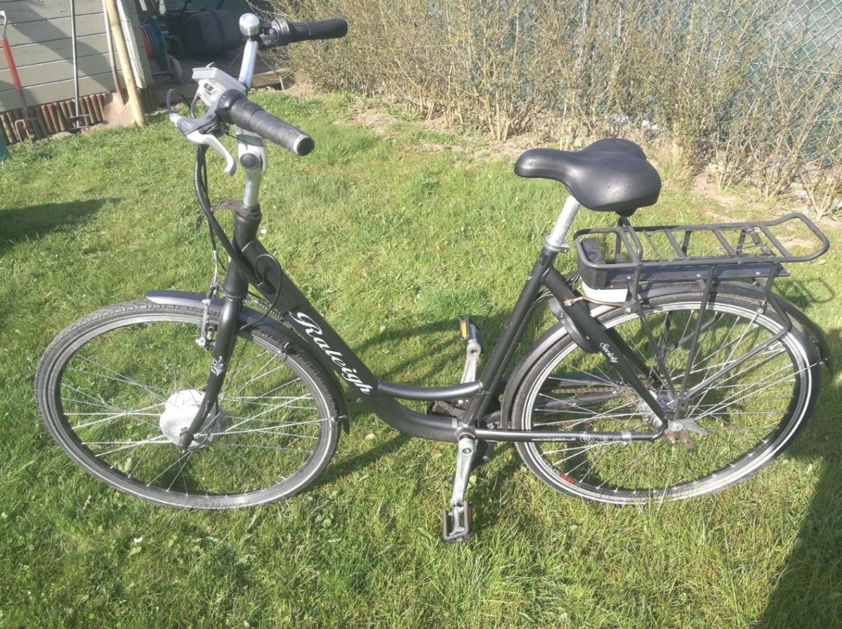 Denne Raleigh damecykel er i skrivende stund til salg på DBA. Cyklen med 7 gear er fra 2012, og har lige fået nyt batteri. Desuden har den netop været til service. Den er udbudt til 5.000 kroner