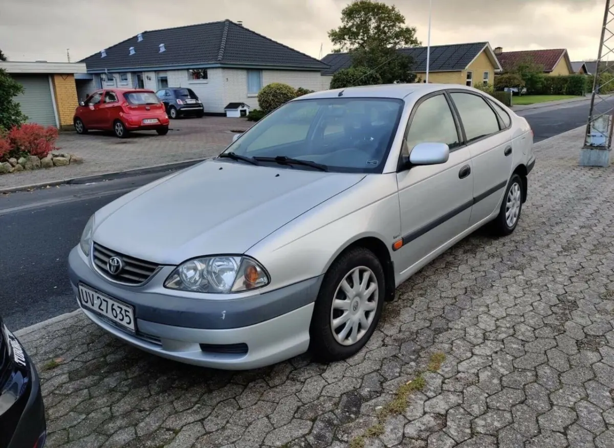 På DBA kan du blive rigtigt billigt kørende. Denne Toyota Avensis sælges af Emil fra Grindsted til bare 6.500 kroner.