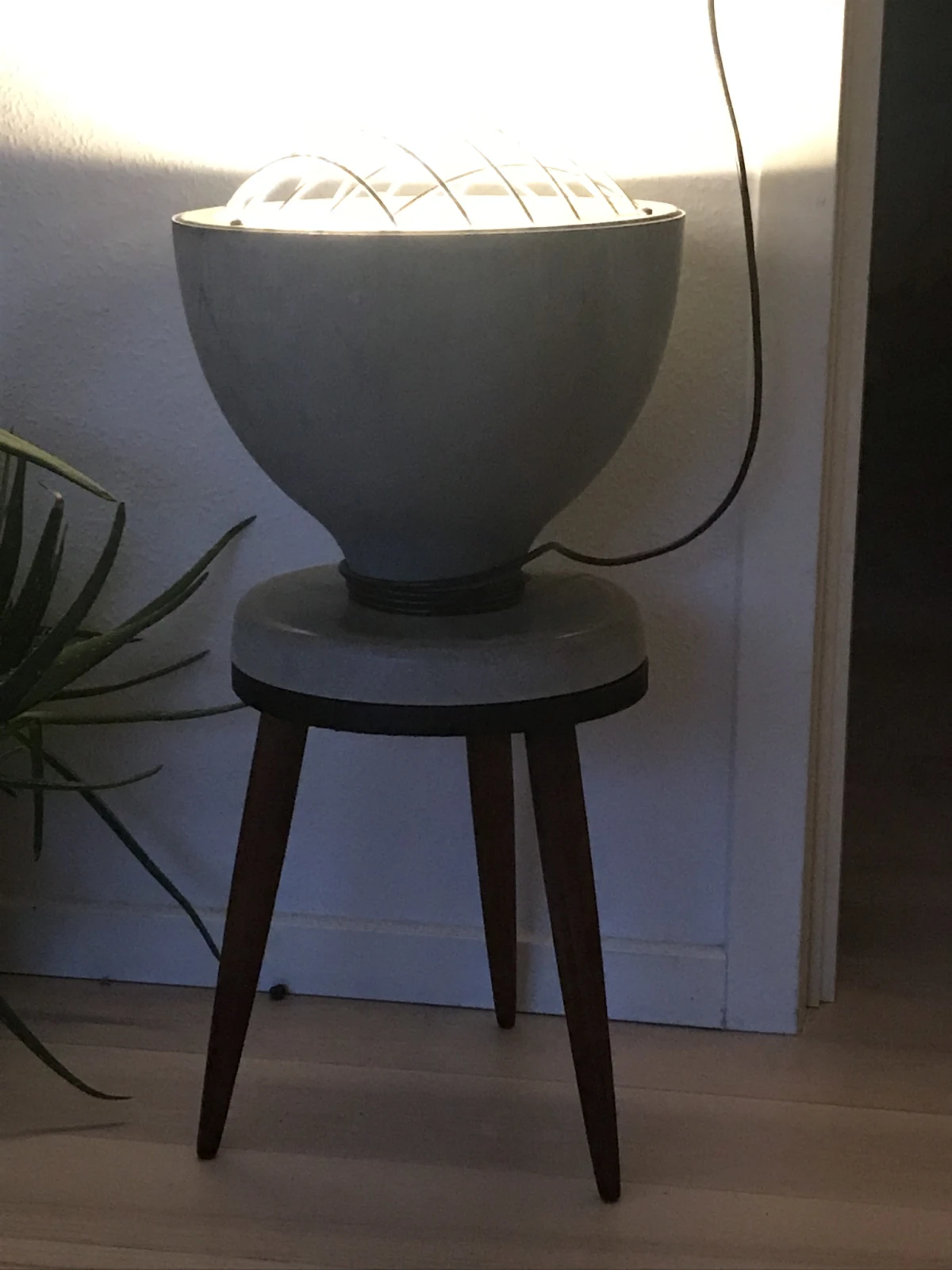 Sådan ser lampen ud, når den er færdig. Den gamle bænk er blevet til lampens underdel, og cement-understykket har jeg, som du kan se i videoen, selv støbt