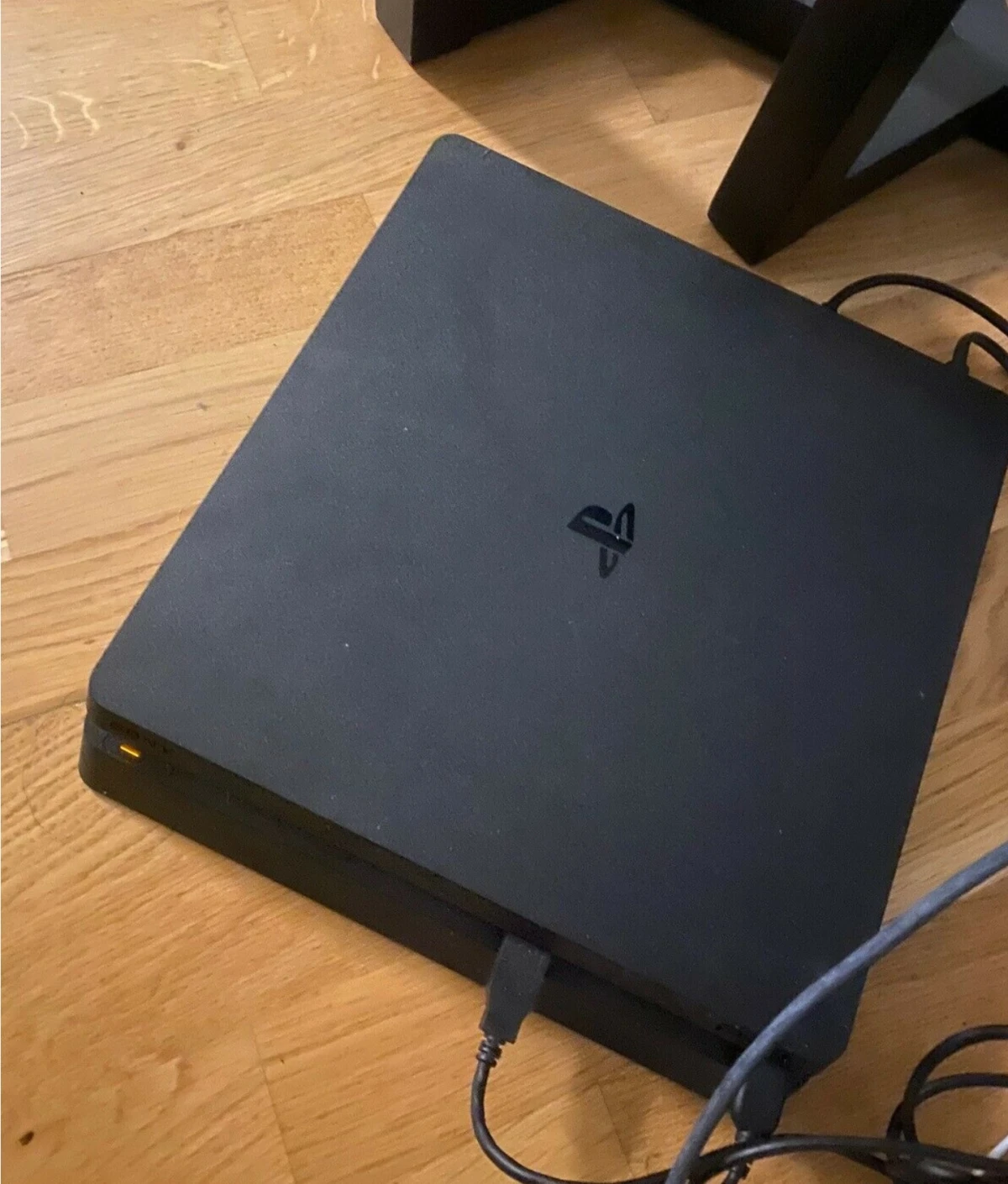 ’Alt virker, som det skal’, skriver William, der på DBA har denne PS4 til salg. Han håber at få 1.200 kroner for den. William bor i Odense.