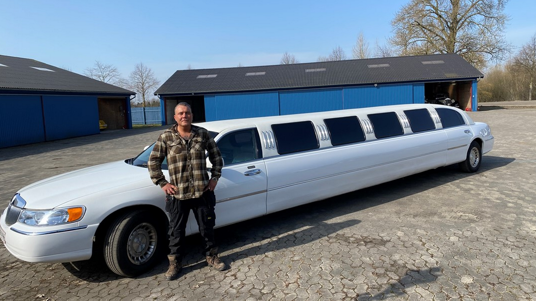 Sebastians limousine er fra 2000. Den har kørt 280.000 kilometer og har en 4,6 motor.