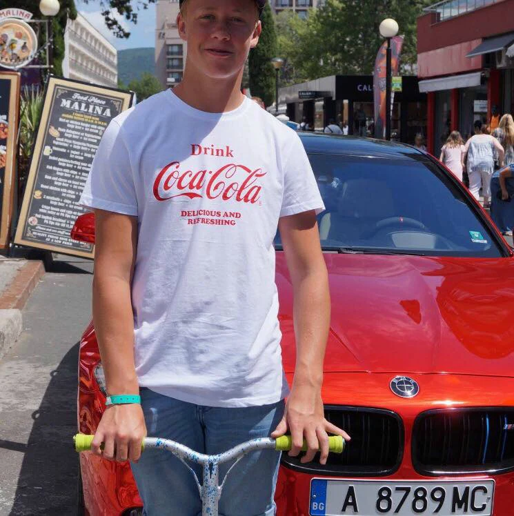 Anders går sjældent udenfor en dør uden at have Coca-Cola med sig