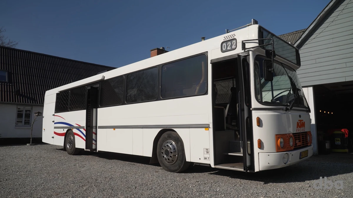 Bussen er udstyret med mørklægningsgardiner ved alle dens mange vinduer. På bussens ene side finder du også en markise. Der er ingen sikkerhedssele i Pouls bus. Ligesom der heller ikke er det i mange busser i dag