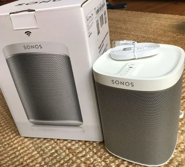 Her er det J.S. fra Vesterbro, der sælger en ubrugt Sonos Play One med kvittering og 3 års reklamationsret for 1.100 kroner.