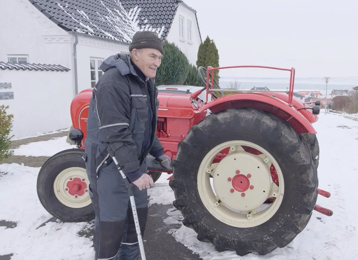 Den røde traktor har tre cylindre, og kan med sikkerhed starte i frostvejr, fordi der er koldvarmet diesel i tanken.