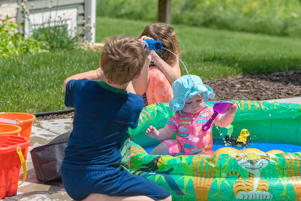 Et godt lavpraktisk råd til at holde vandet i dit badebassin rent og bakteriefrit så længe som muligt, er at stille en spand eller en lille balje med vand ved bassinet, så I kan vaske fødderne af, inden I hopper i vandet og dermed undgå jord og snavs i bassinet