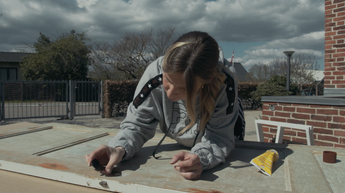 DIY: Et charmerende bord bygget af en gammel dør