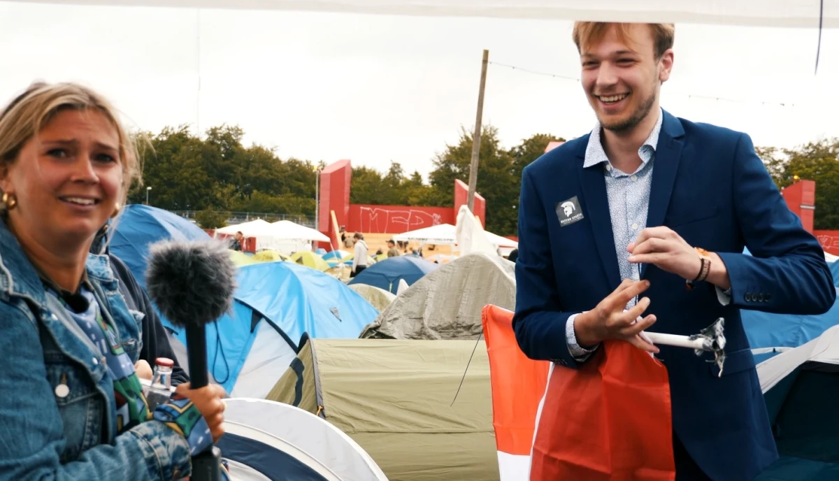 Hvad kan vi få byttet os til for en kold cola? Der var en hel del af festivalgæsterne, der ville have vores cola, men vi var kræsne med, hvad vi byttede os til, for målet var konstant at bytte os til noget bedre