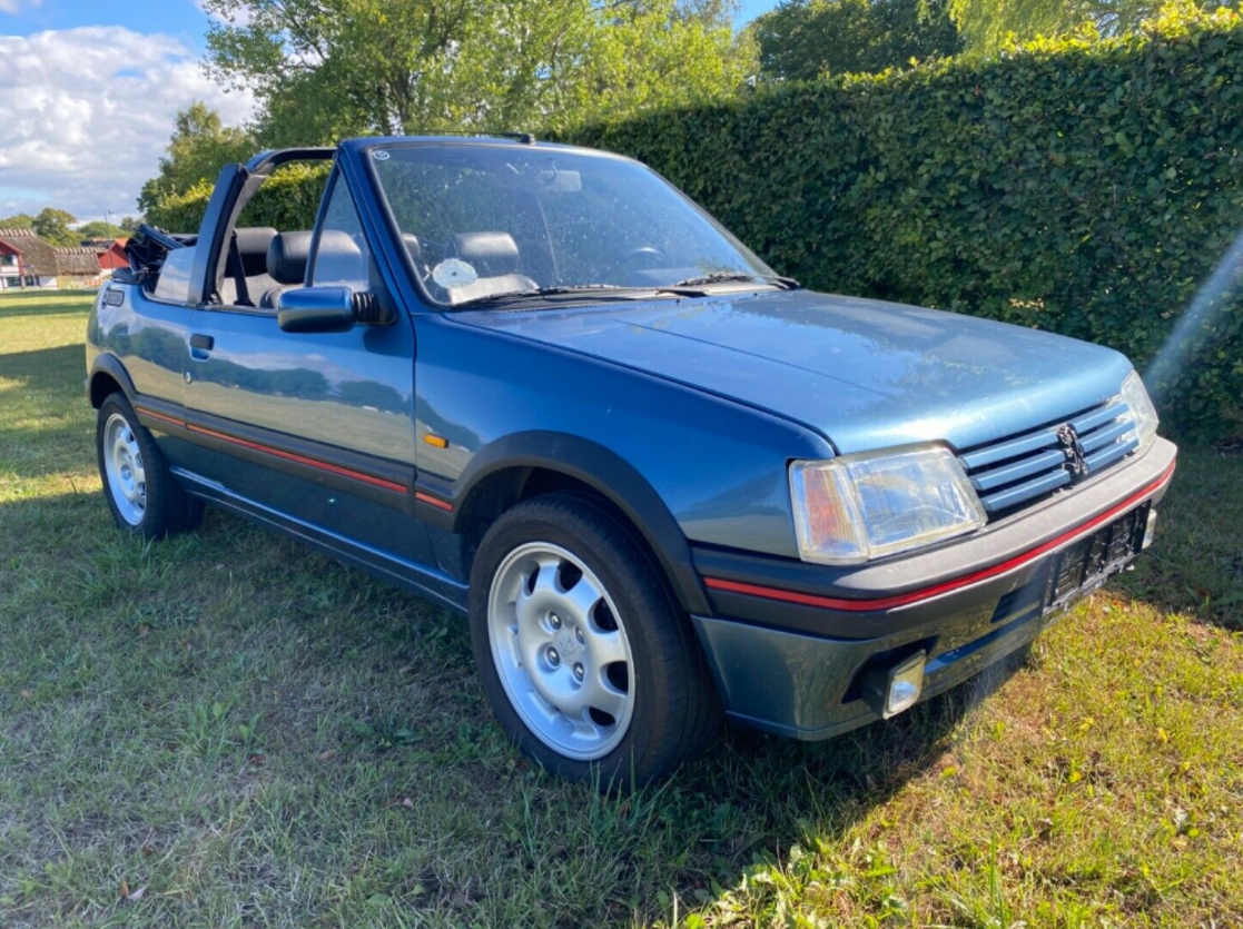 Peugeot 205 CTi er en charmebøf af en cabriolet, der snart er veteran. Denne sælges af MKL Montering & Service i Næstved for 65.000 kroner.