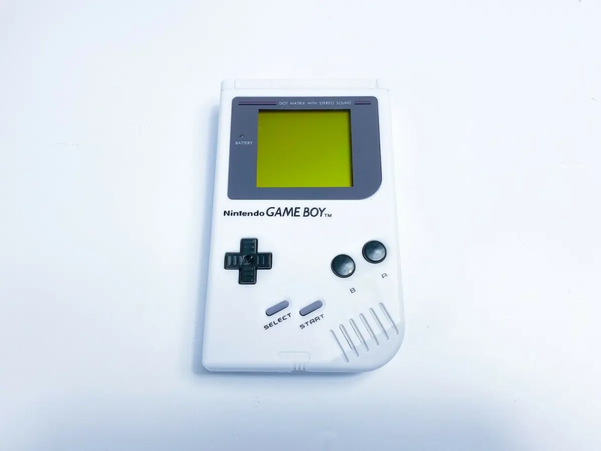 Emil fra København sælger sin brugte gameboy for 499 kroner. Den har både fået ny skærm og nyt cover, så den kan klare mange timers spil endnu.