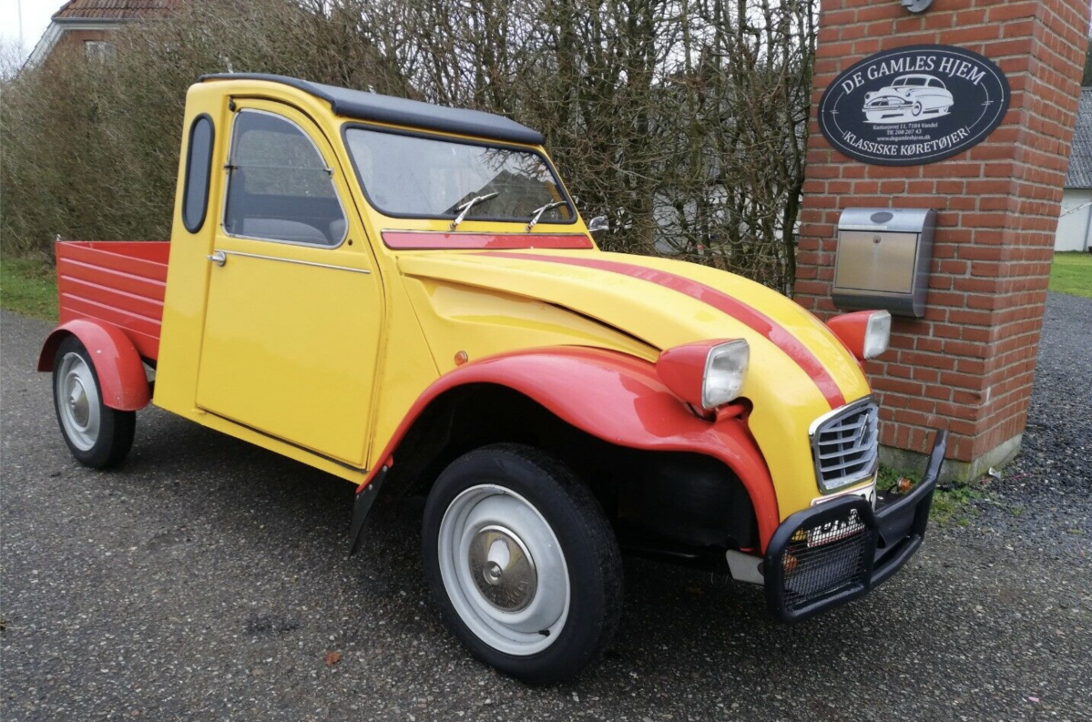 Skal der farve på drengen? Så stik snuden forbi forhandleren De gamles hjem og køb denne Citroën 2CV for 89.500 kroner.