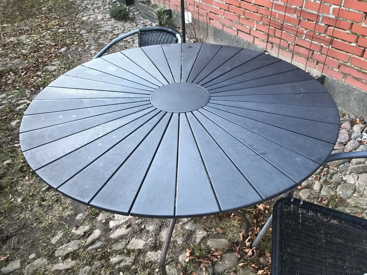 800 kroner koster dette havebord på DBA lige nu. DBA-sælgeren bor i Silkeborg og oplyser, at bordet er i rigtig god stand, og det måler 110 centimeter i diameteren