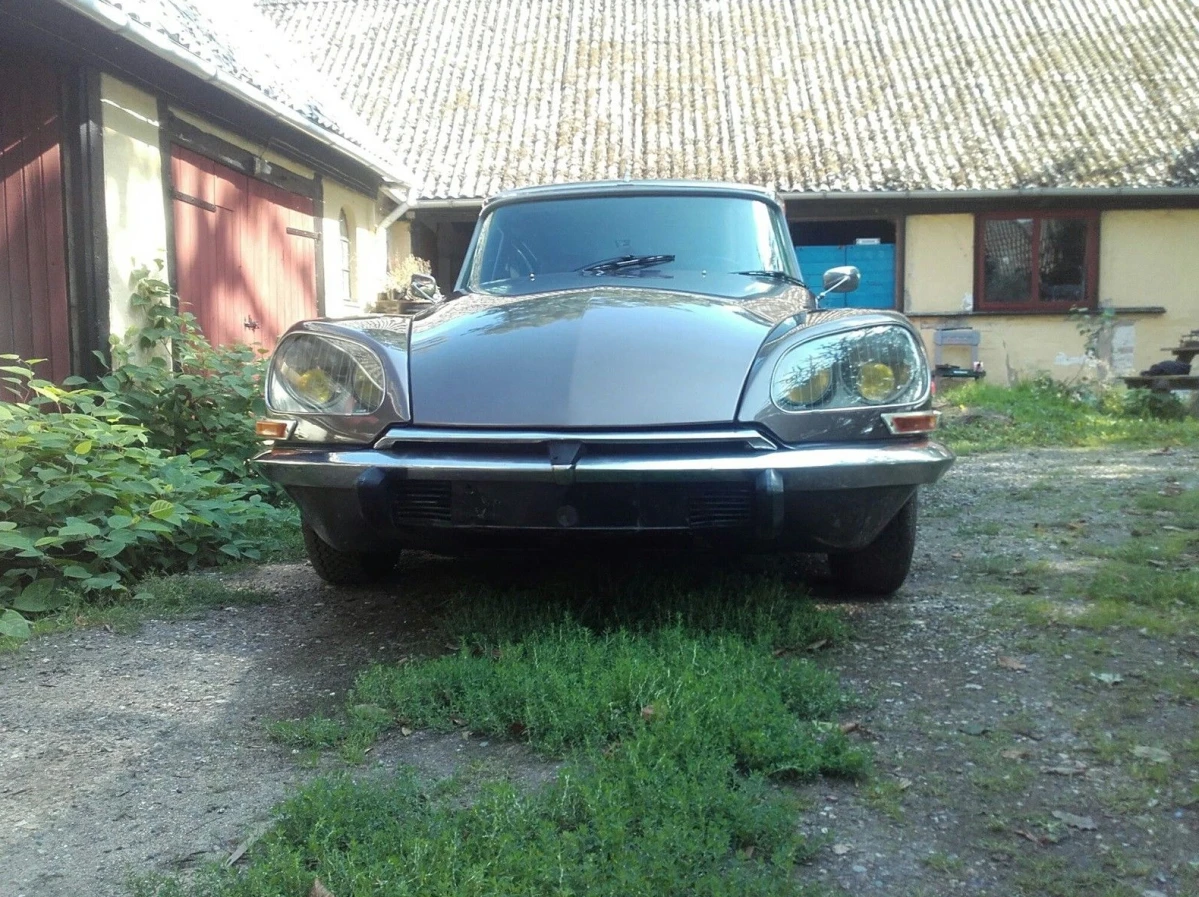 Frederik fra Kettinge har denne Citroën DS23 til salg. Det er en af de kun 4 veteranbiler fra Citroën, som du netop nu kan købe på DBA. Denne koster 250.000 kroner, og så fr du også en bil fra 1974 og servostyring