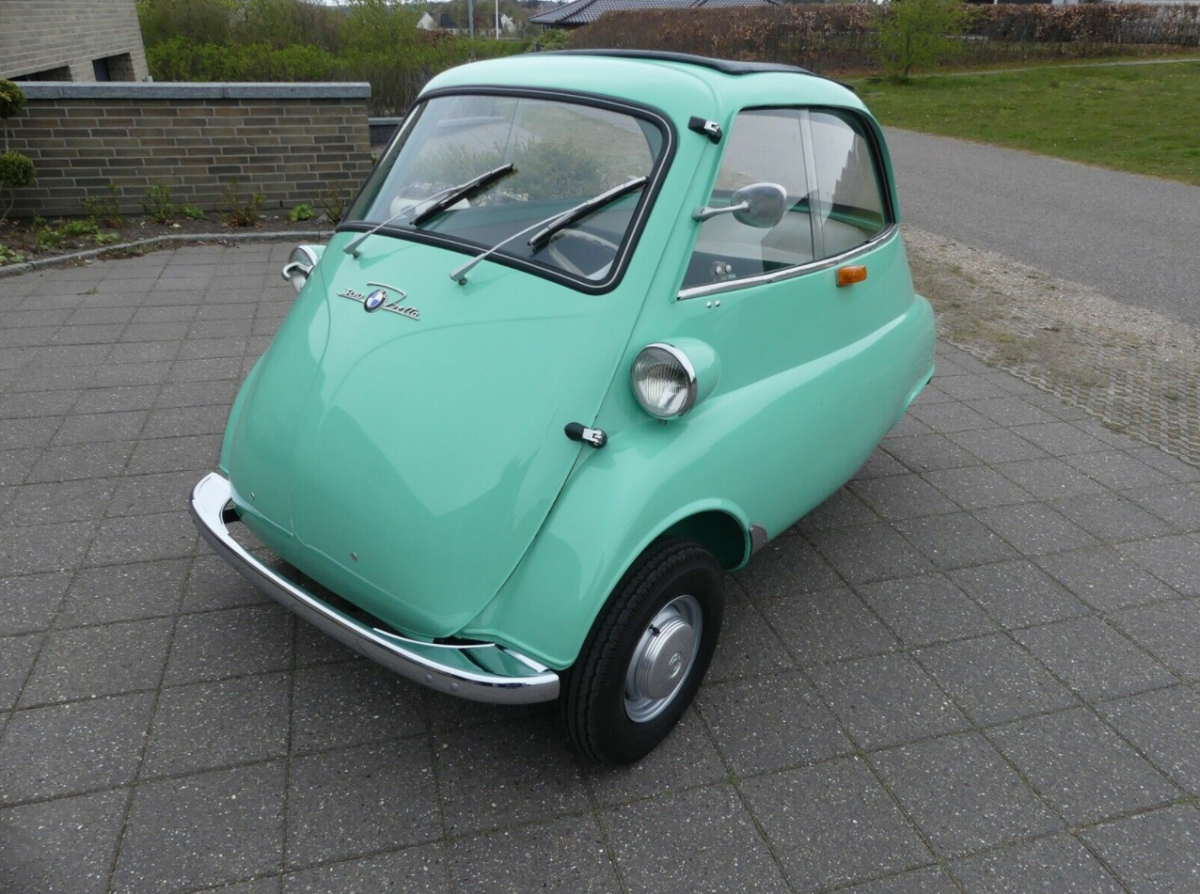 Turkisfarvet æg på tre hjul. Få al den opmærksomhed, du kunne tænke dig ved at købe denne BMW Isetta for 108.000 kroner af Hans fra Skals.