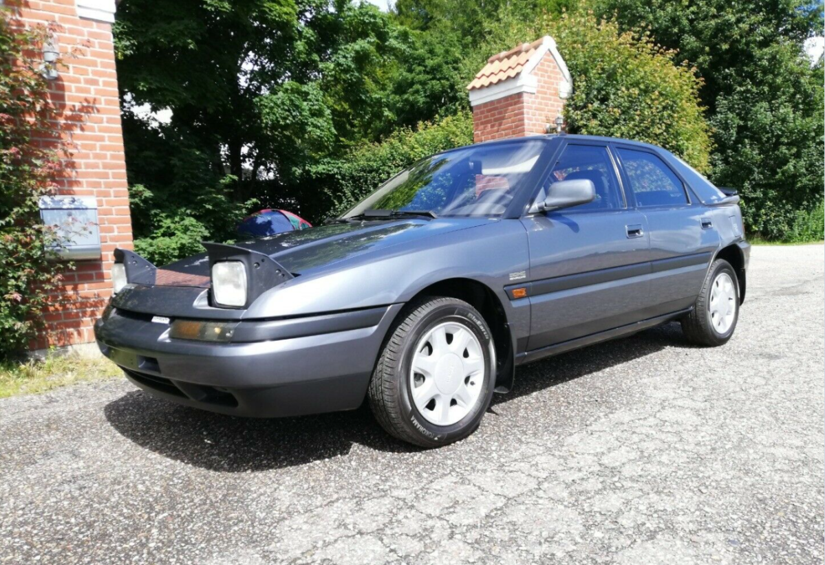 Denne snorlige Mazda 323F kan blive din for 139.900 kroner. Du finder næppe et tilsvarende eksemplar i Europa!