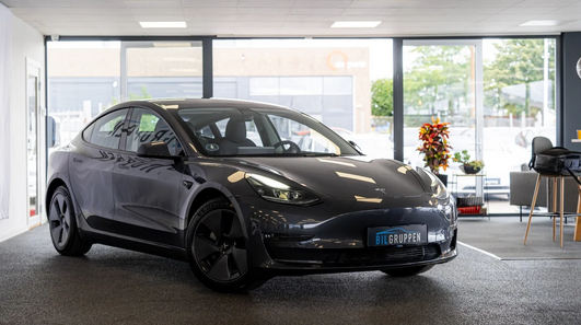 Denne Tesla Model 3 Standard Range+ RWD El aut. Automatgear er netop nu til salg på DBA for 389.900 kroner. Det er forhandlerne bilgruppen.dk fra Roskilde der har den grå, nysynet elbil sil salg. Den er fra 2021 og har kørt 12.900 kilometer.