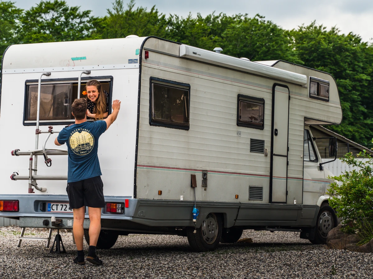 Den gamle autocamper var mere medtaget, end Aske og Malene oprindeligt troede, så de måtte arbejde hårdt på at opdatere den, før den kunne blive til en rullende studiebolig.