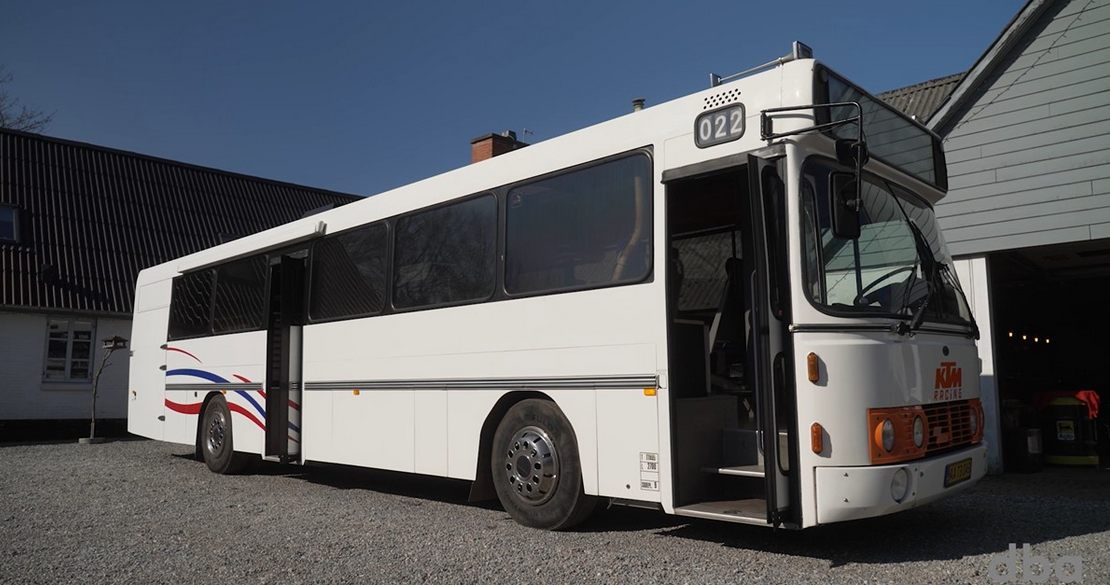 Bussen er udstyret med mørklægningsgardiner ved alle dens mange vinduer. På bussens ene side finder du også en markise. Der er ingen sikkerhedssele i Pouls bus. Ligesom der heller ikke er det i mange busser i dag.