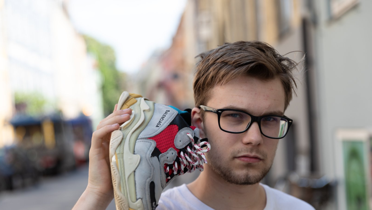 21-årige Karl lever af kunst på brugte sneakers