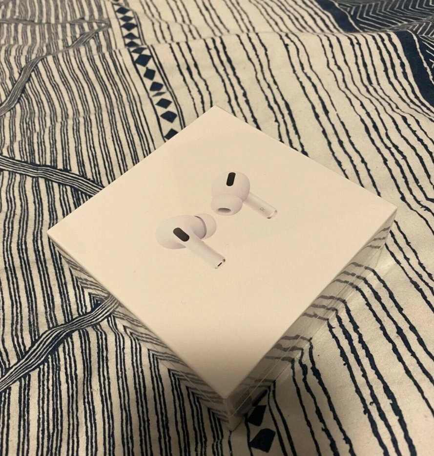 De er uåbnet, og de er til salg. Mathias fra Odense C har disse Airpods til salg på DBA, og de kan blive dine, hvis du punger ud med 1.300 kroner