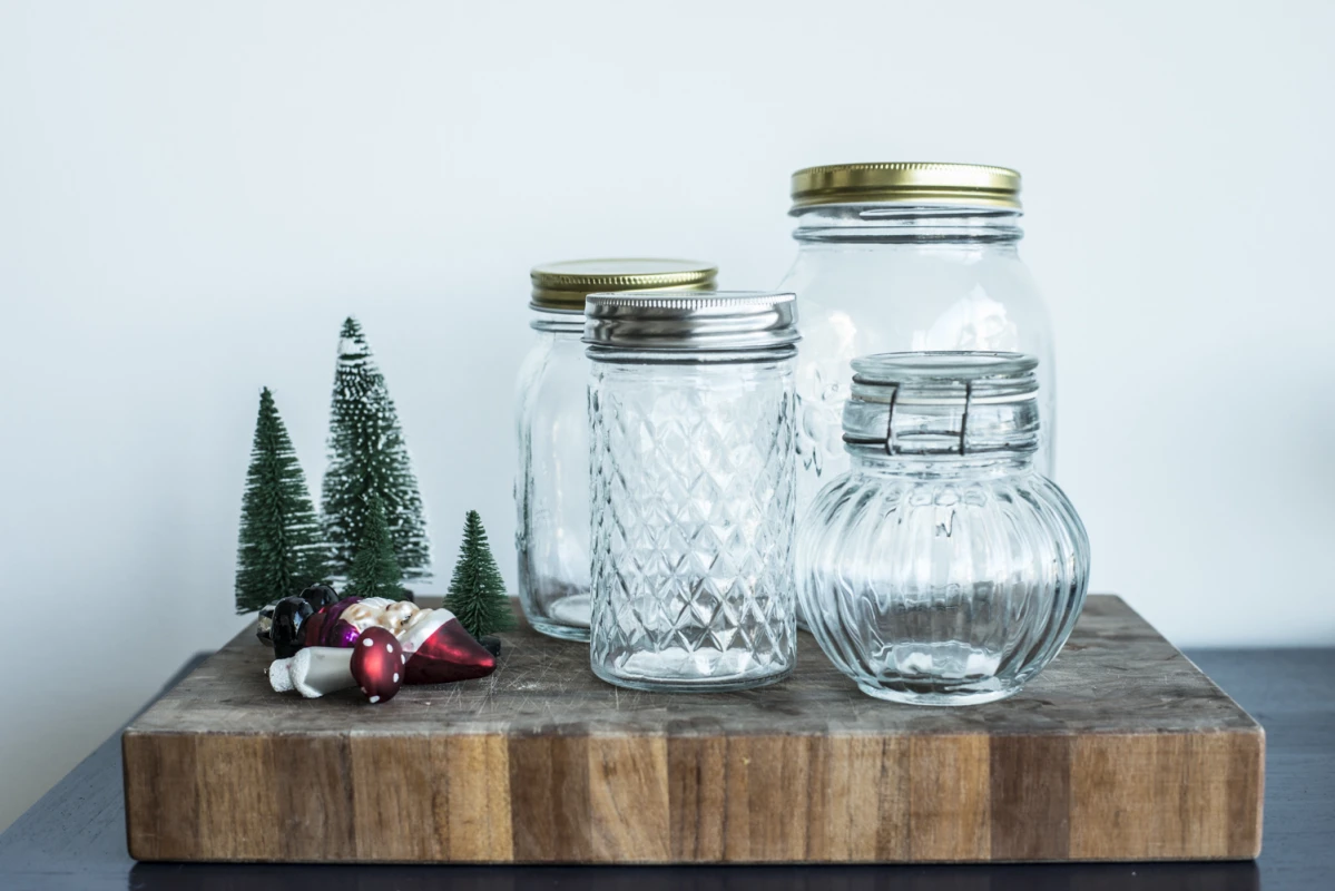 DIY snow globe med gamle glasbeholdere.