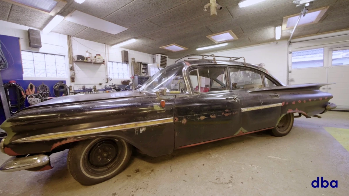 Efter at Benny-Bilen havde aftjent sin værnepligt foran kameraet, kom den i fint selskab på Ålholm Autobil Museum fra 1981-1990. I 1990 blev den pillet ud af udstillingen for at blive restaureret. Man skilte bilen ad, men man kom aldrig videre, så bilen stod alene og i flere dele frem til 2013. Her blev den købt af Jacob. I dag kan du stadig se museets klistermærke i sideruden på bilen. Kasper har ladet det sidde, fordi det er en del af bilens historie