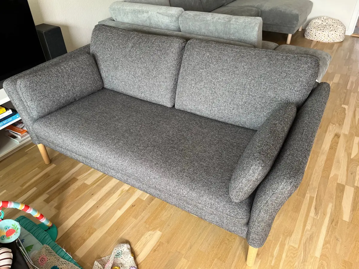 I Vanløse venter denne flotte 2-personers sofa fra Ilva på en ny ejer. Den har lysegråt uldbetræk, og sælgeren Emma skal have 2.250 kroner for den.