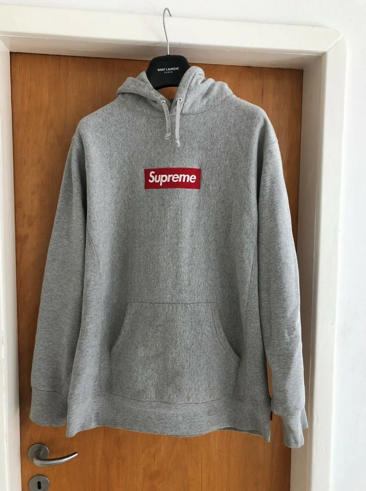 Denne hættetrøje fra Supreme er netop nu til salg på DBA. Du kan købe den for 2.900 kroner af Andreas fra Hellerup. I sin DBA-annonce, skriver han: 'Hættetrøje, SUPREME, str. XL, Heather Grey, Bomuld/Polyester, Næsten som ny  Sjældent udbudt grå SUPREME "RED BOX LOGO" FW16 Hoodie.  Brugt ialt max 10 gange - Endnu ikke vasket!  Der er tale om the "The Real Deal" og ikke en billig kineser kopi.  Prisen er FAST - Bytter IKKE.'