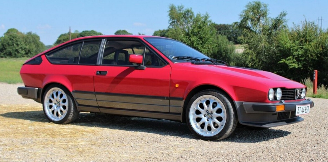 Alfa Romeo GTV er kendt for sine mange skavanker. Men er den ikke charmerende? Denne var i 2022 til salg her på DBA af Henrik fra Sabro til 130.000 kroner.