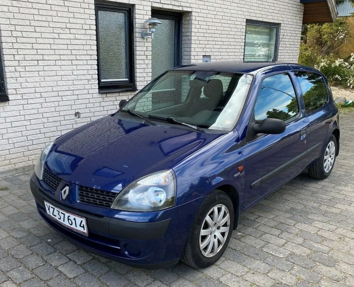 Demal fra Nordborg beskriver denne Clio II som en flot, lille øko-racer. Den har lige fået skiftet tandrem og sælges for 9.800 kroner.