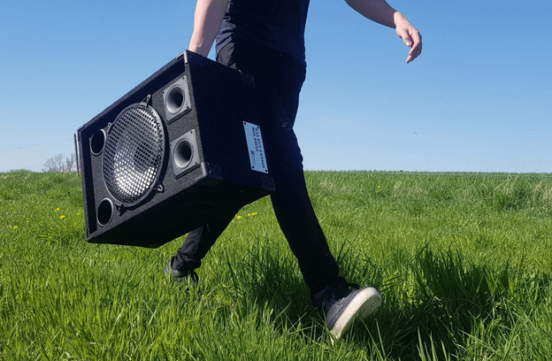 En god højtaler er et musthave for at fuldende din sommerfest, stemningen på festivalpladsen eller en hyggelig dag i haven. I maj sidste år var der væsentlig flere, der var på jagt efter en soundboks, end der er i de øvrige måneder. Hvis du også er på jagt efter en af slagsen, er du måske interesseret i denne højtaler af ukendt mærke, som Anders fra Ballerup har til salg her på DBA for 2.400 kroner