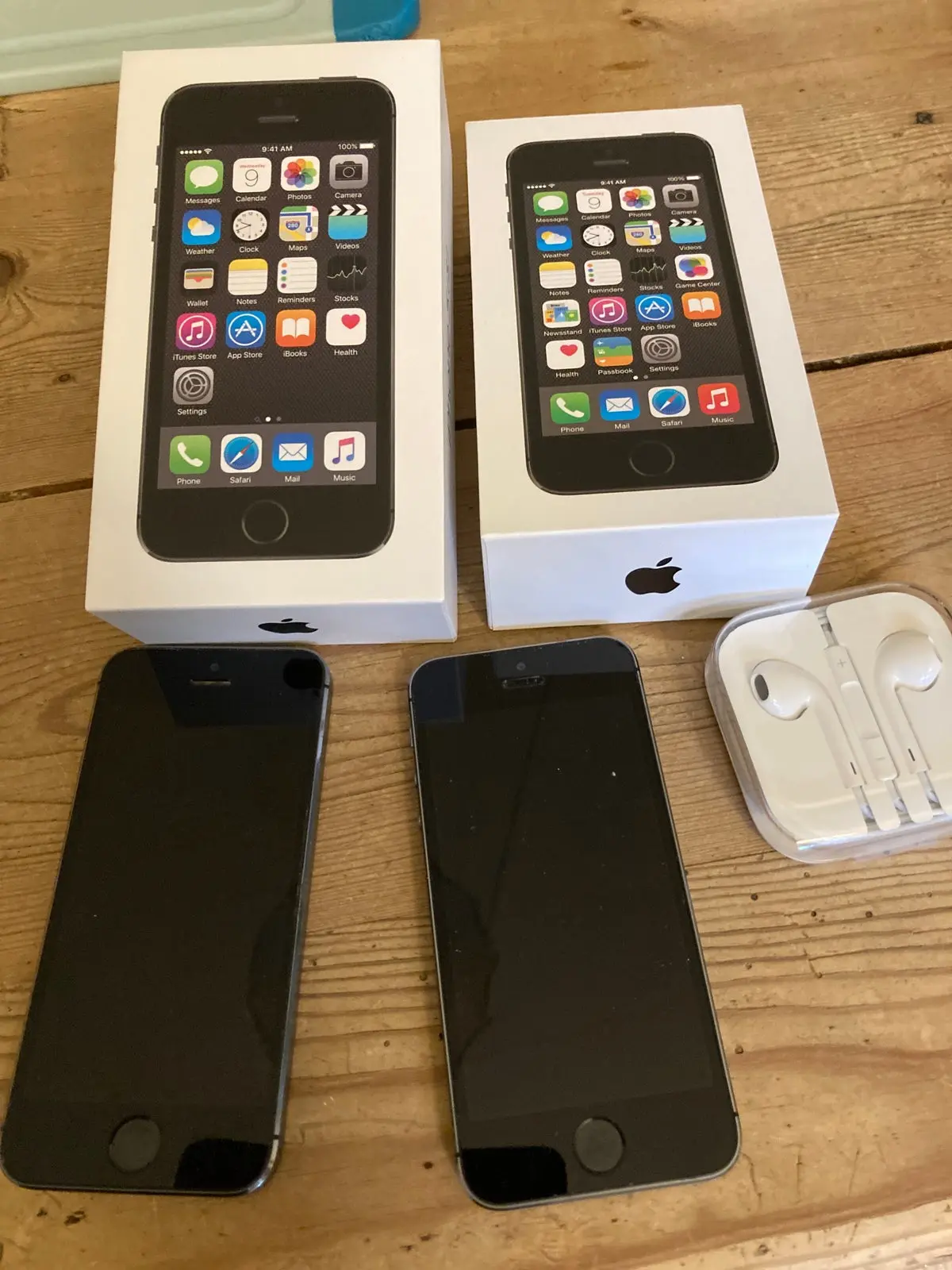 Det er Christina fra Aabybro, der sælger disse to iPhones model 5S med 16 GB. Der følger ubrugte høretelefoner med og originale kasser. Prisen er 350 kroner, og hun sender dem gerne med posten for 41 kroner.