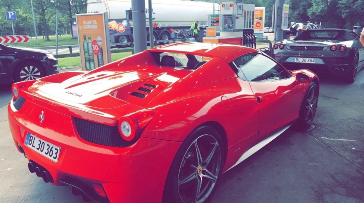 Bilen er en Ferrari 458 4,5 Spider DCT fra 2012. Den har kørt 34.000 kilometer, og har en V8-motor med 570 hestekræfter. Prisen er inklusiv moms og eksklusiv afgift