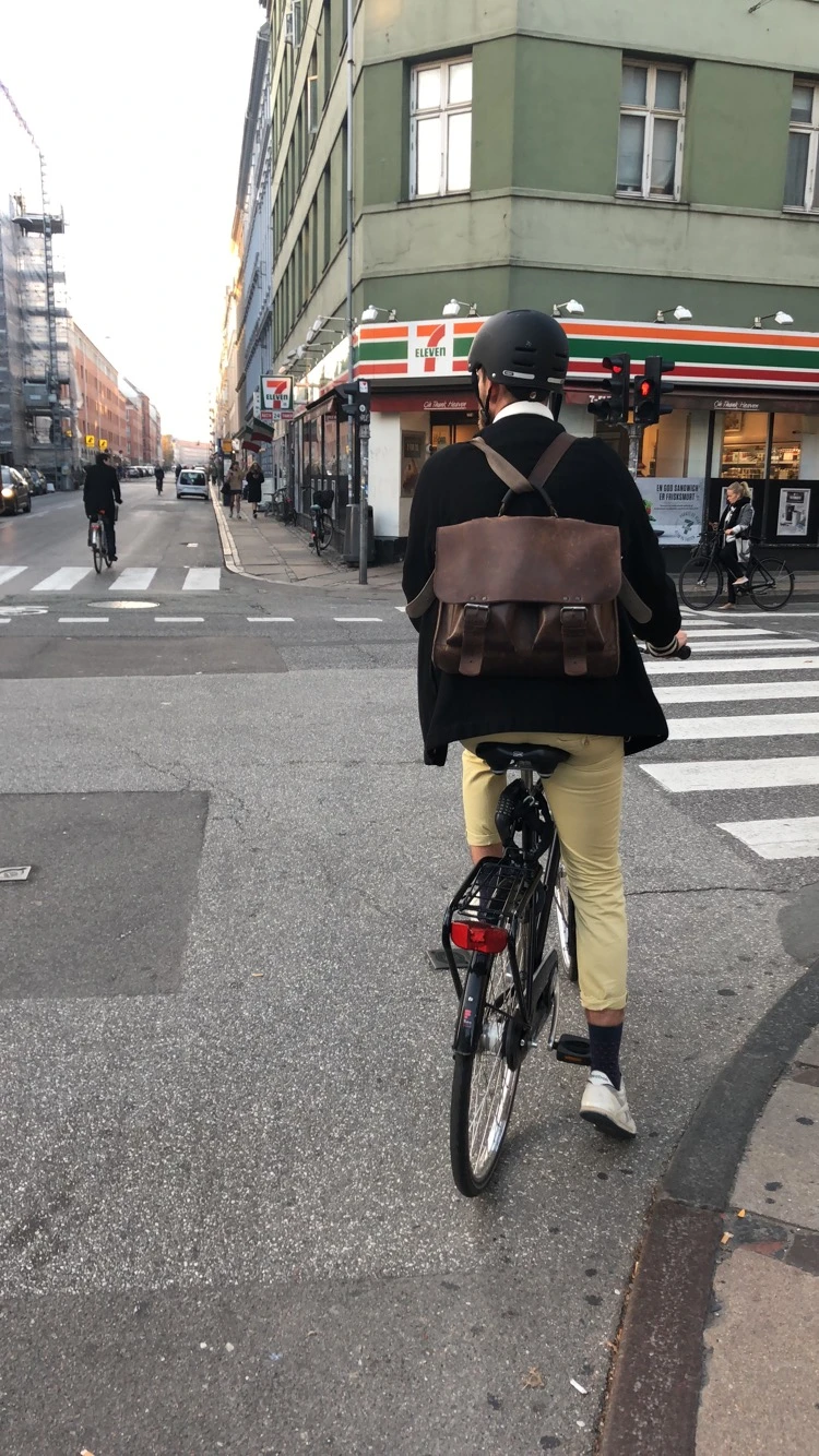 Det er virkelig funktionelt og tilmed en let løsning. Taskeremmen kører du blot gennem håndtaget på din taske og voilar, så har du en cykel-bar taske