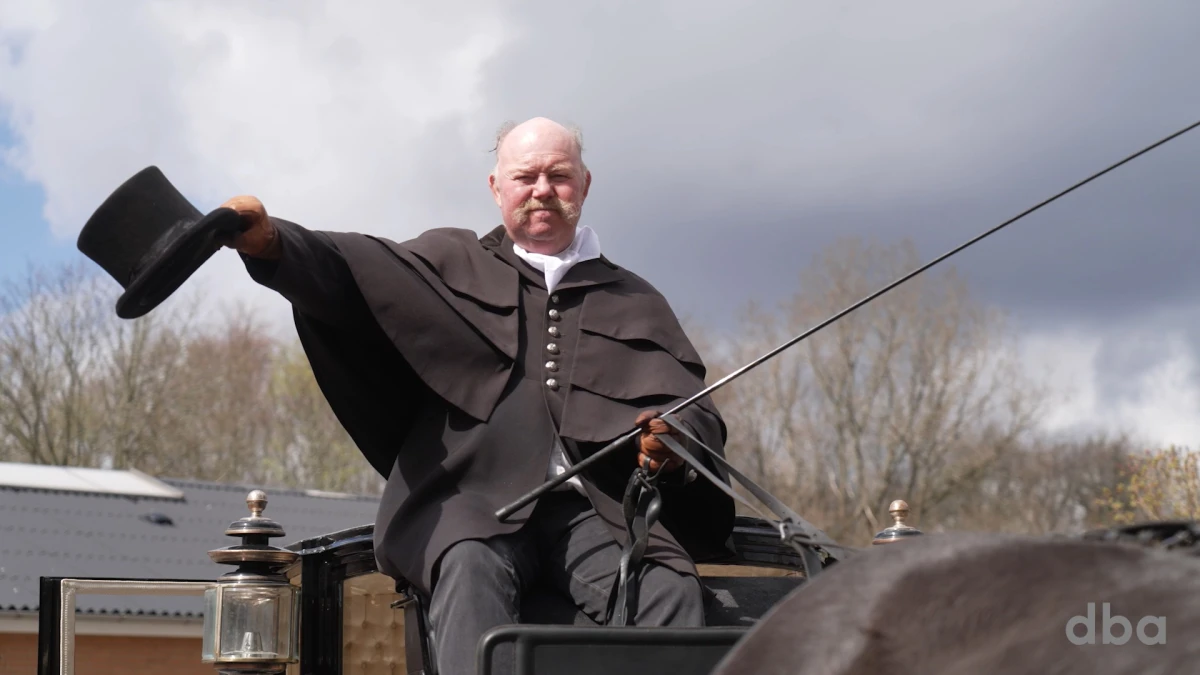 Svend Åge kan bedre lide at sidde oppe på kuskens plads i hestevognen end at sidde inde i selve kareten. Men da han og konen, Lilly, fejrede guldbryllup, blev Svend Åge nødt til at tage plads i de polstrede sæder. Svend Åge blev gift med Lilly i 1969.