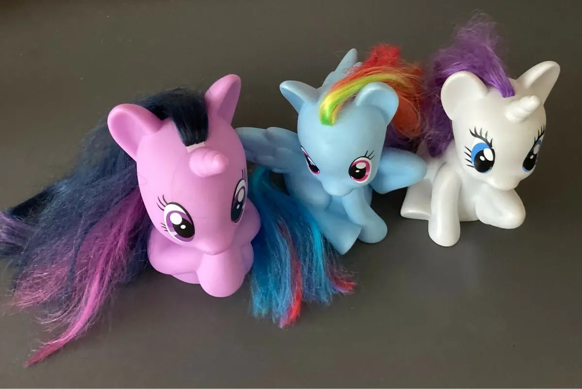 Hos Lone i Grenaa venter disse tre små ponyer på et nyt børneværelse, de kan flytte ind på. My Little Pony-hestene koster 100 kroner for dem alle.