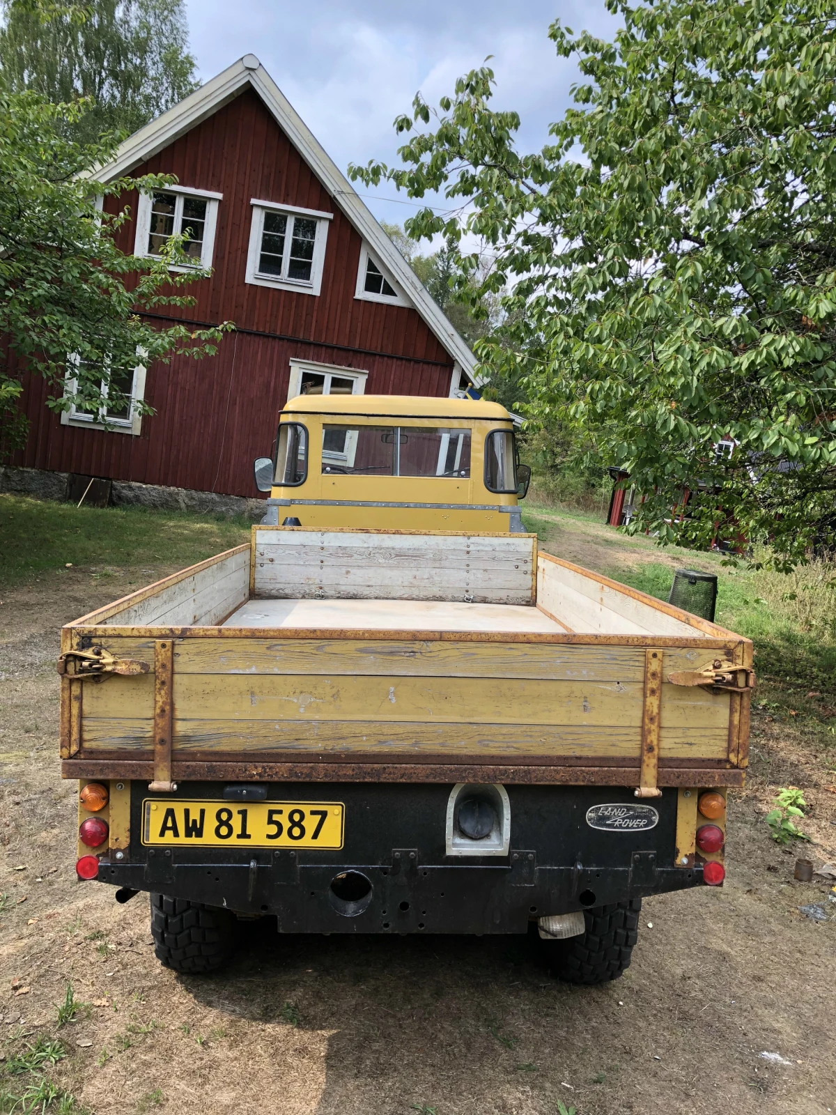 Den fine Land Rover Serie II Forward Control kunne næsten gå for at være en postbil med den farve. Ydermere har bilen den fordel, at den kan komme frem med pakkerne overalt. Foto: Vitus Dal