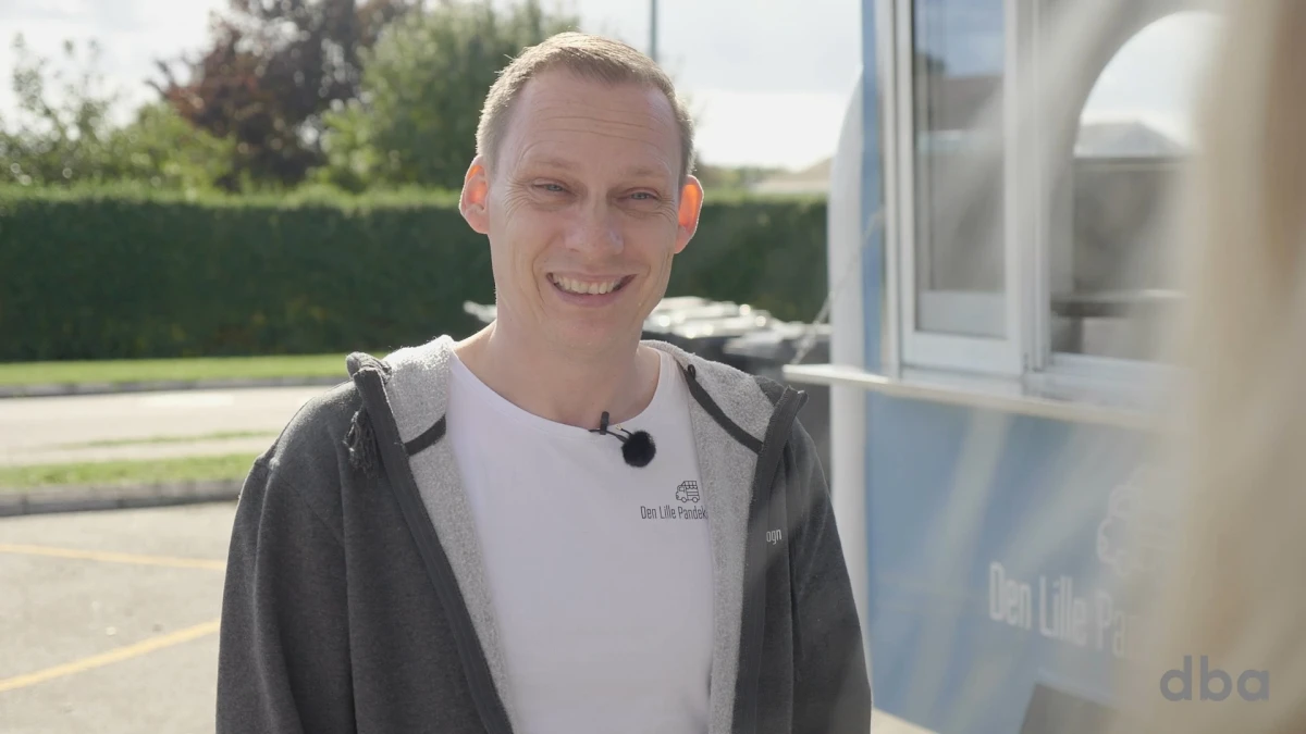 Christian fortæller, der er en del pandekagevogne i Jylland, men få på Sjælland. Det nyder han godt af. Hans vogne står lige nu i en garage i Havdrup, som er en by nær Køge