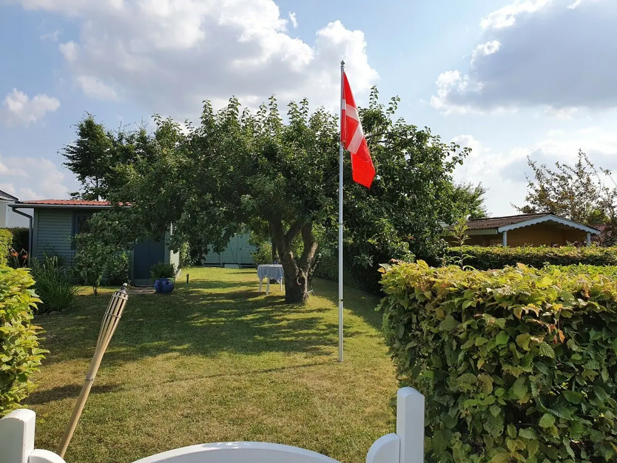 Vil du nyde udsigten fra terrassen i denne kolonihave, skal du tage fat i Per fra Kongens Lyngby.