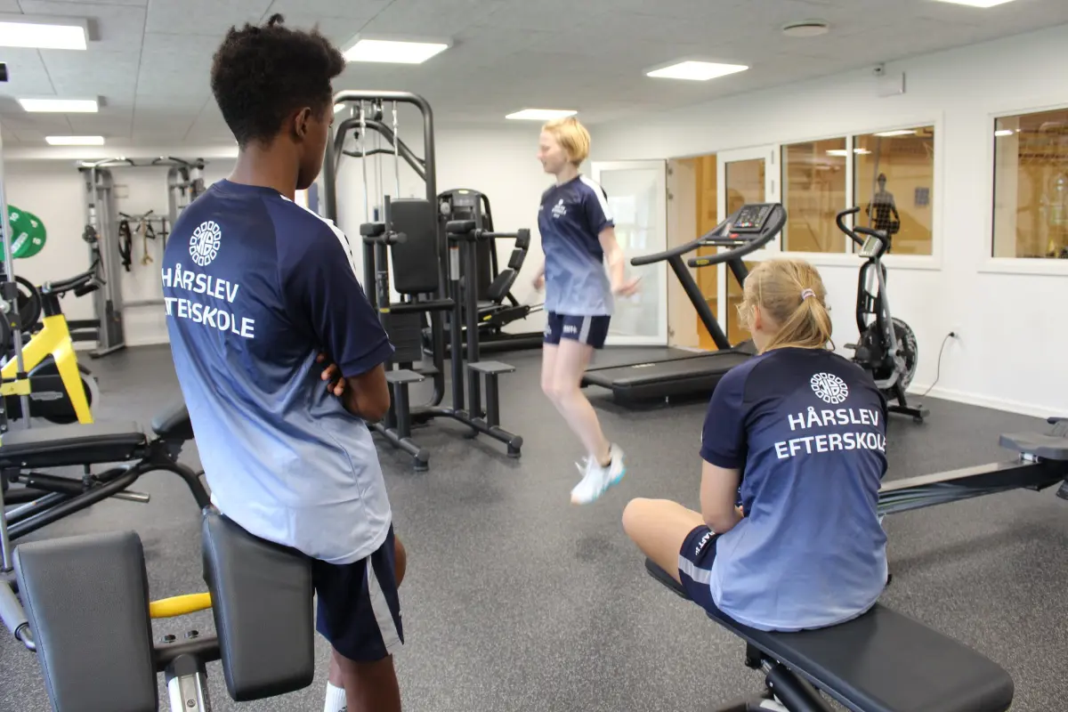 Sidste års elever på Hårslev Efterskole kommer snart på besøg, hvor idrætslæreren Søren spår, at samtalen blandt andet vil gå på salget af deres gamle fitness-udstyr, der er sendt til Afrika. Foto: Hårslev Efterskole