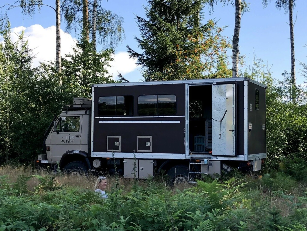 Bilen er fra 1990 og har kørt 187.000 kilometer. Den finurlige camper har en totalvægt på 9.500 kilo