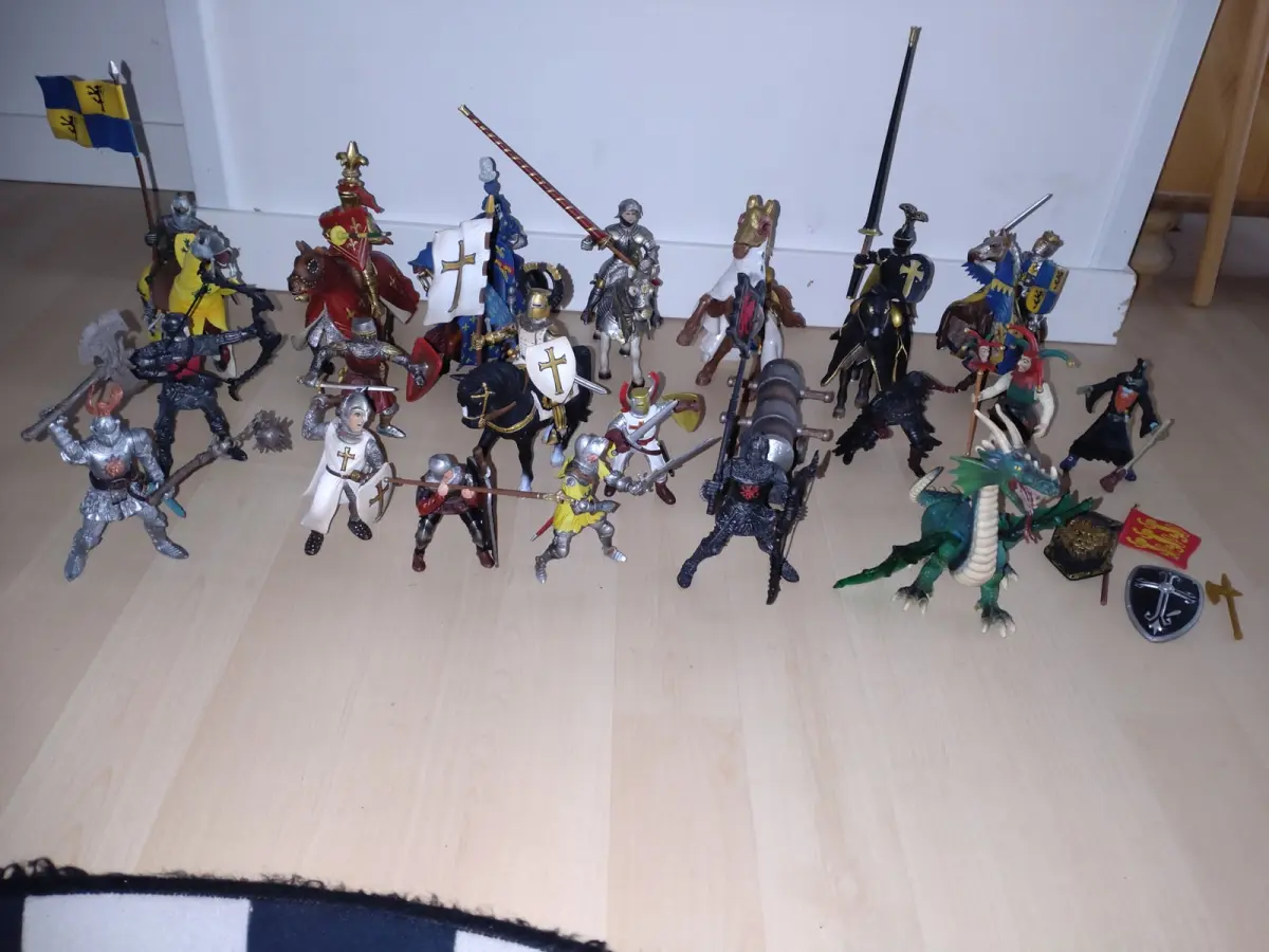 Jinnie i Horbelev sælger flere forskellige actionfigurer. Priserne begynder ved 40 kroner.