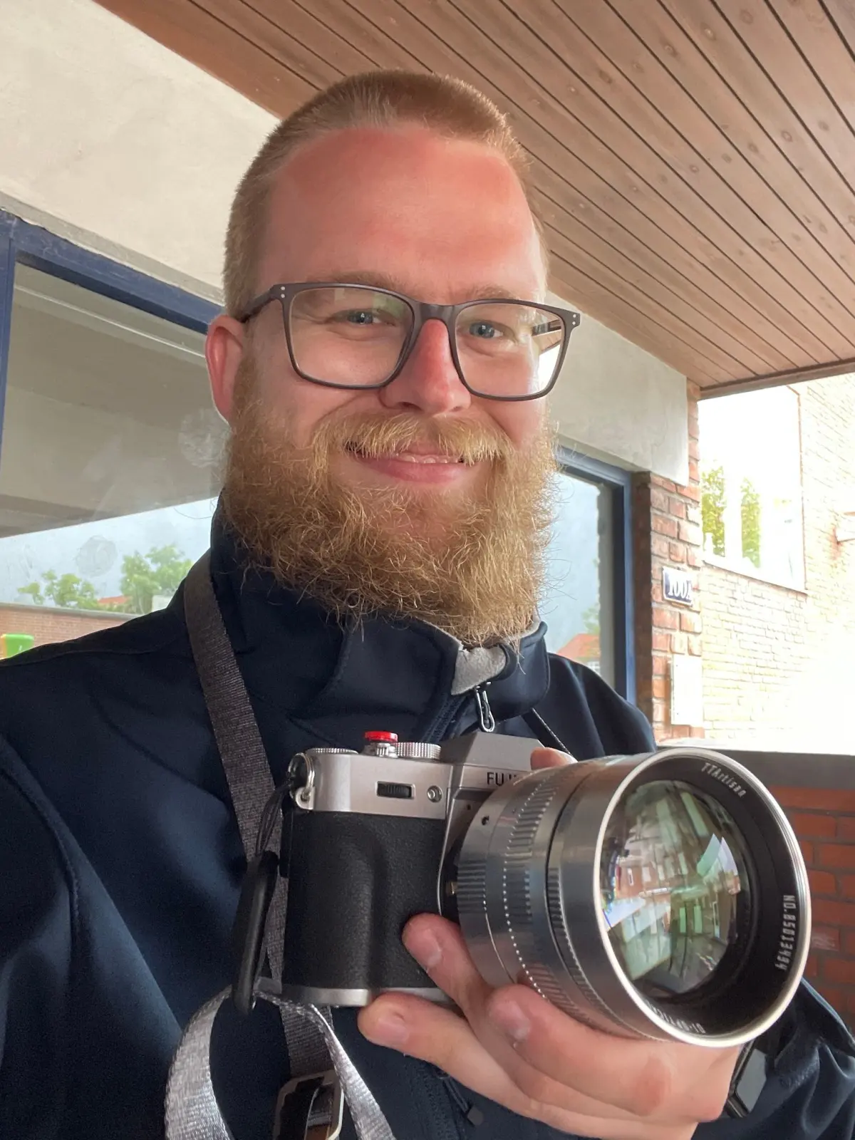 Peter fra Esbjerg er ikke glad for den køb og smid væk-kultur, der hersker i vores samfund. Han har det bedst med, vi bruger de ting, vi allerede har produceret. Også så vi på den måde kan passe på vores jordklode.