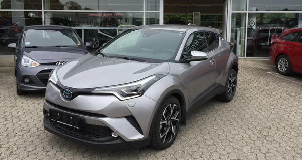 Denne grå Toyota C-HR 1,8 Hybrid C-LUB Premium CVT Benzin aut. Automatgear fra år 2020 har kørt 16.000 kilometer. Den er netop nu til salg på DBA hos bilforhandleren Leif Nielsen Jensen A/S, som holder til i Næstved. Den kan blive din for 274.900 kroner.