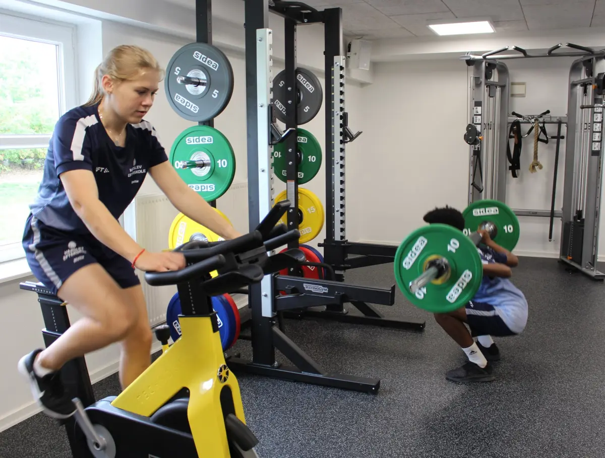 Efter salget af efterskolens gamle fitness-udstyr har de fået indrettet et nyt, større motionslokale. Foto: Hårslev Efterskole