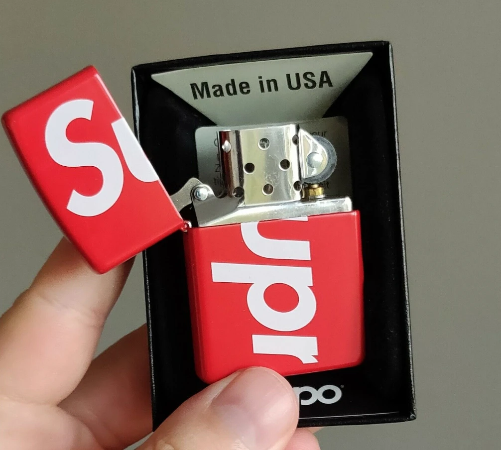 Mark fra Amager sælger denne lighter fra Supreme. Den håber han at få 800 kroner for. I DBA-annoncen skriver Mark: 'Lighter, Zippo x Supreme  Sælges  Supreme x Zippo lighter. Helt ny i kasse Pris 800,-'