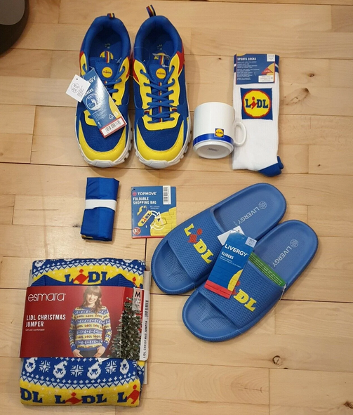 Adam fra Roskilde har i skrivende stund alt dette Lidl-merchandises til salg på DBA for 950 kroner. De populære sneakers og badesandaler er en størrelse 44, mens julestrikken passer en størrelse medium.