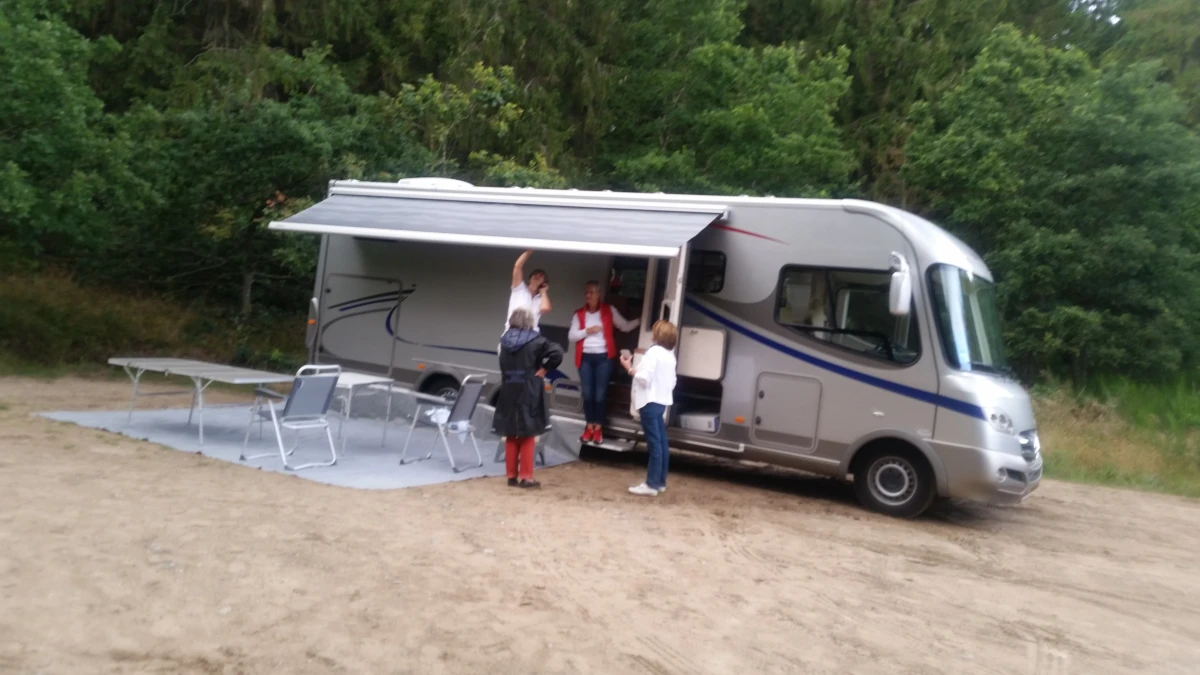 Helle er godt klar over, at det kræver overvejelse at købe en så stor og dyr autocamper. Men det tjener sig ind, mener hun. Ingen dårlig fastfood på landevejen, ingen omkostninger til overnatninger, ingen bagageproblemer og ingen smalle flysæder for eksempel