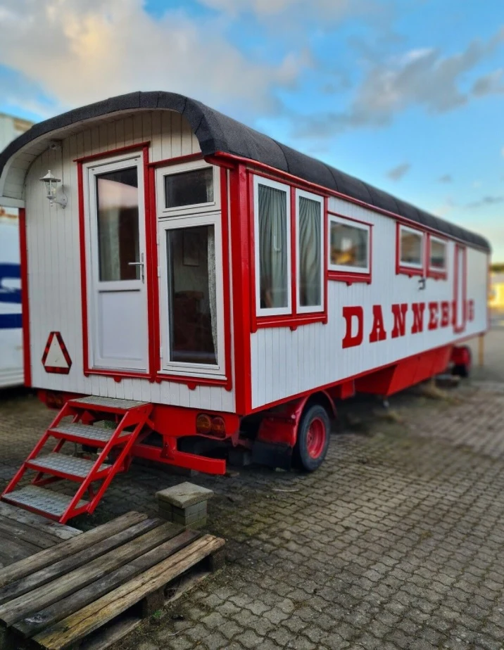 Stort, stort nummer. Nej, tværtimod. Køber du Noas tinyhouse, er der vist kun plads til at lave små, små numre. For i cirkusvognen er der kun kvadratmeter til det mest nødvendige.